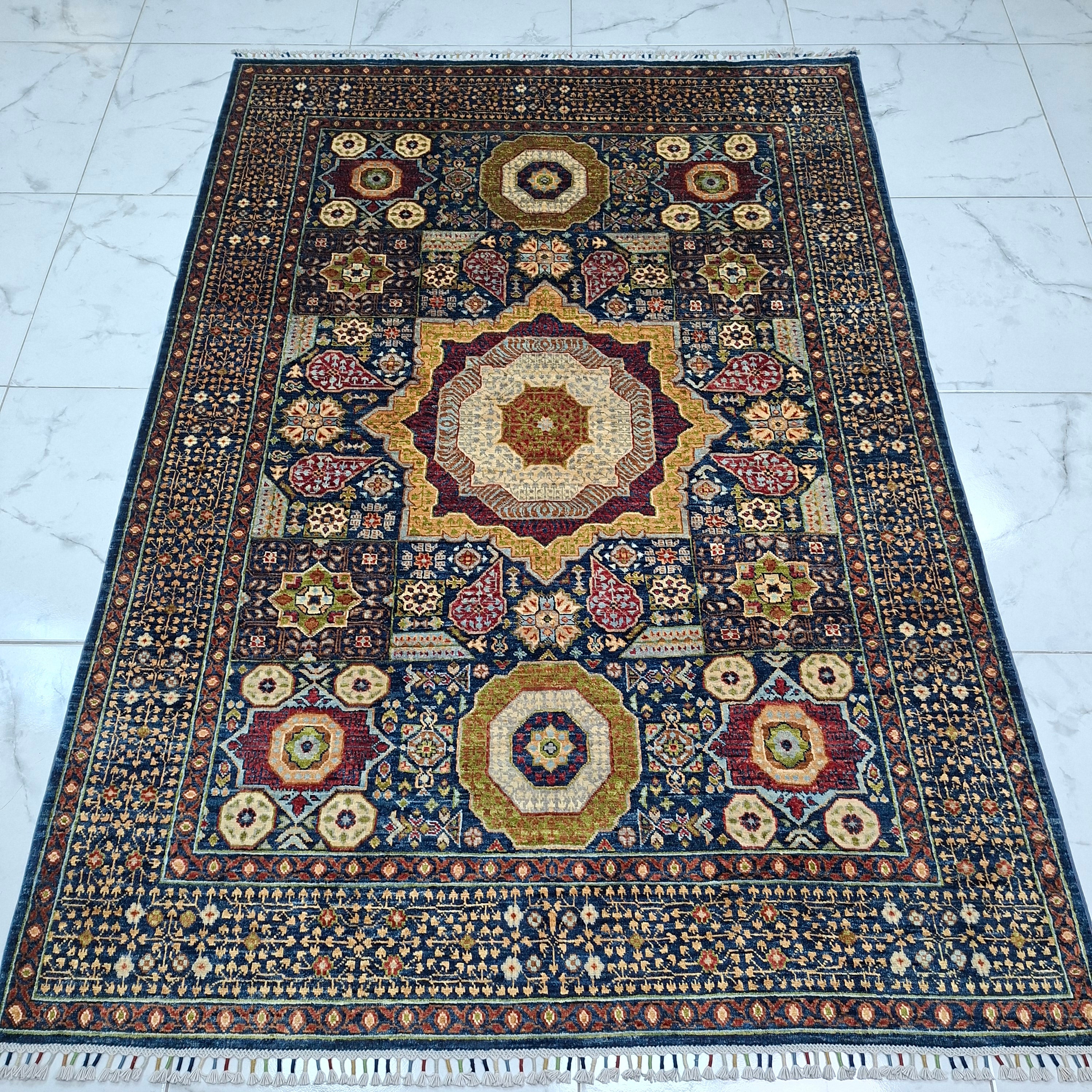 MEMLÜK EL DOKUMA HALI | 238x166 CM – 35x40 İLMEK – %100 YÜN – DOĞAL BOYA – LACİVERT ZEMİN