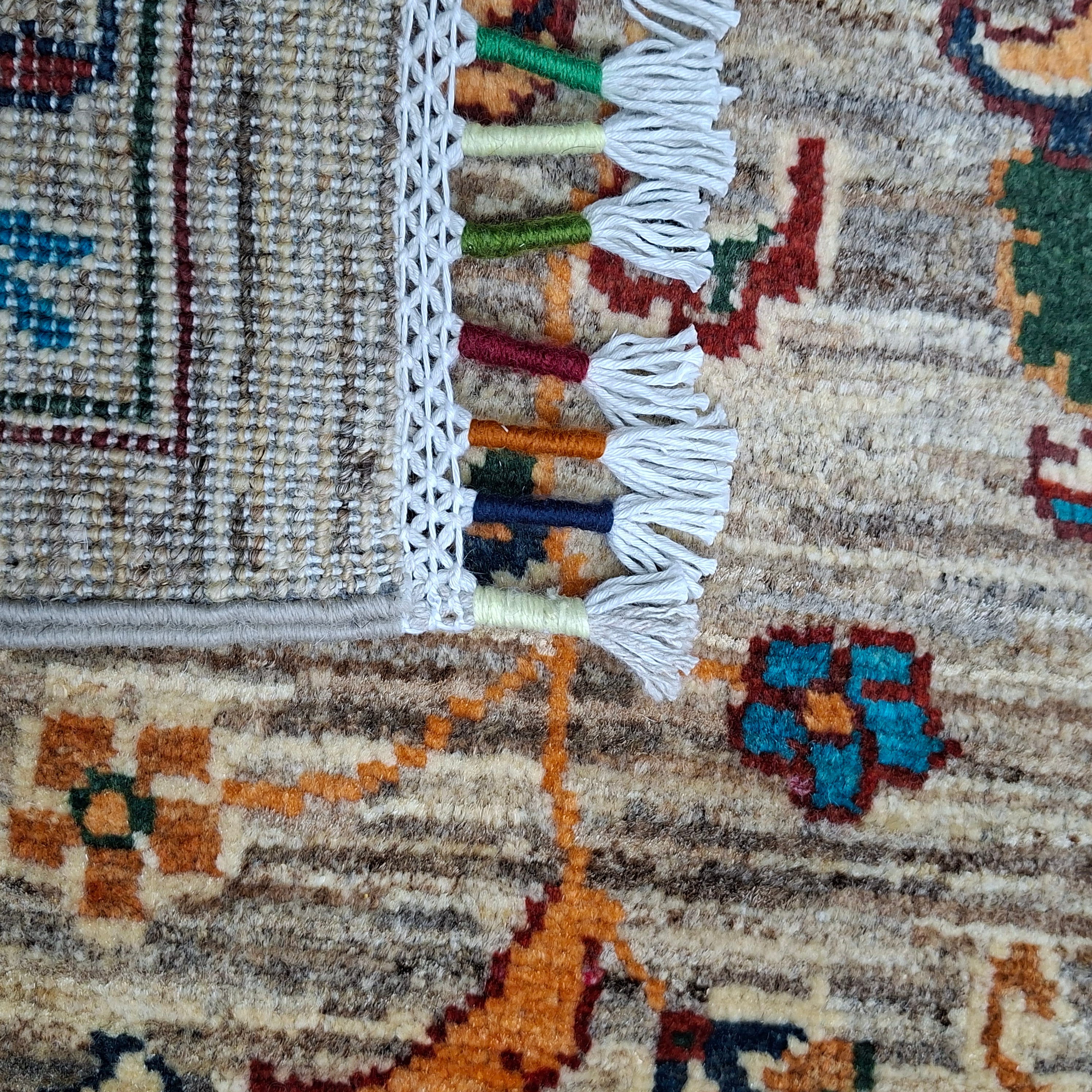 SULTANİ EL DOKUMA HALI | 232x172 CM – 35x40 İLMEK – %100 YÜN – DOĞAL BOYA – BEJ ZEMİN