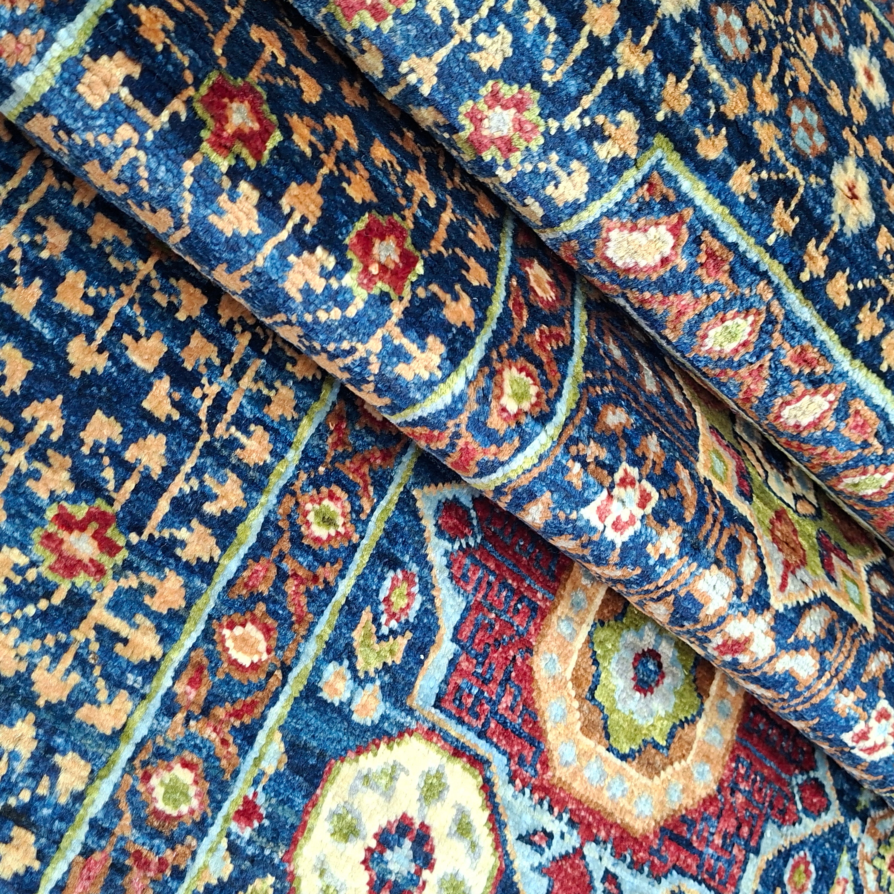 MEMLÜK EL DOKUMA HALI | 238x166 CM – 35x40 İLMEK – %100 YÜN – DOĞAL BOYA – LACİVERT ZEMİN