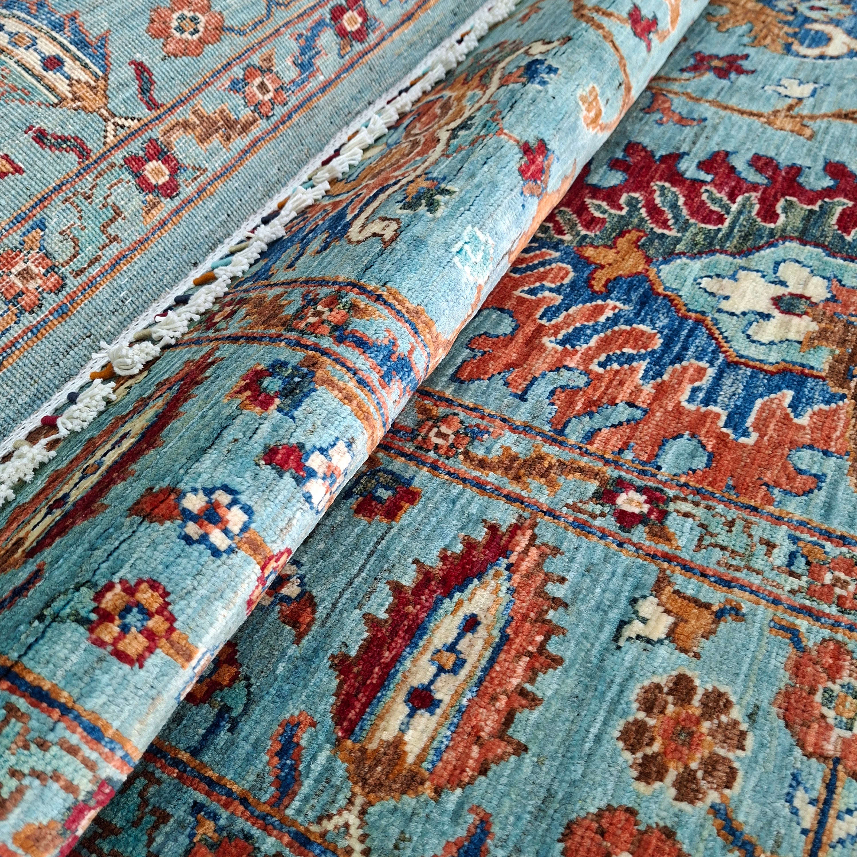 SULTANİ EL DOKUMA HALI | 238x169 CM – 35x40 İLMEK – %100 YÜN – DOĞAL BOYA – TURKUAZ ZEMİN