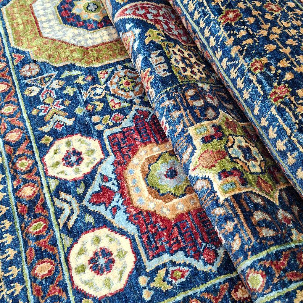 MEMLÜK EL DOKUMA HALI | 238x166 CM – 35x40 İLMEK – %100 YÜN – DOĞAL BOYA – LACİVERT ZEMİN