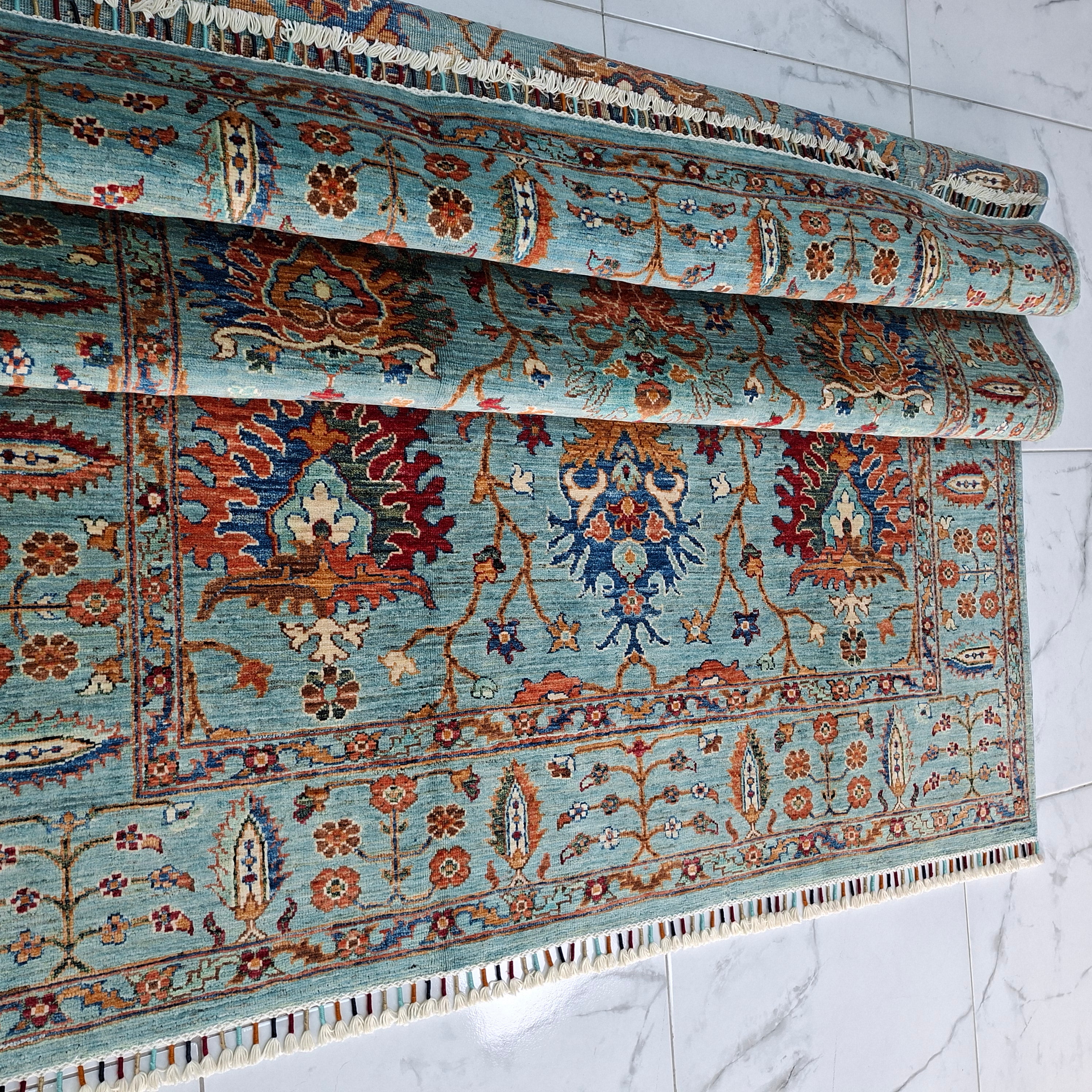 SULTANİ EL DOKUMA HALI | 238x169 CM – 35x40 İLMEK – %100 YÜN – DOĞAL BOYA – TURKUAZ ZEMİN