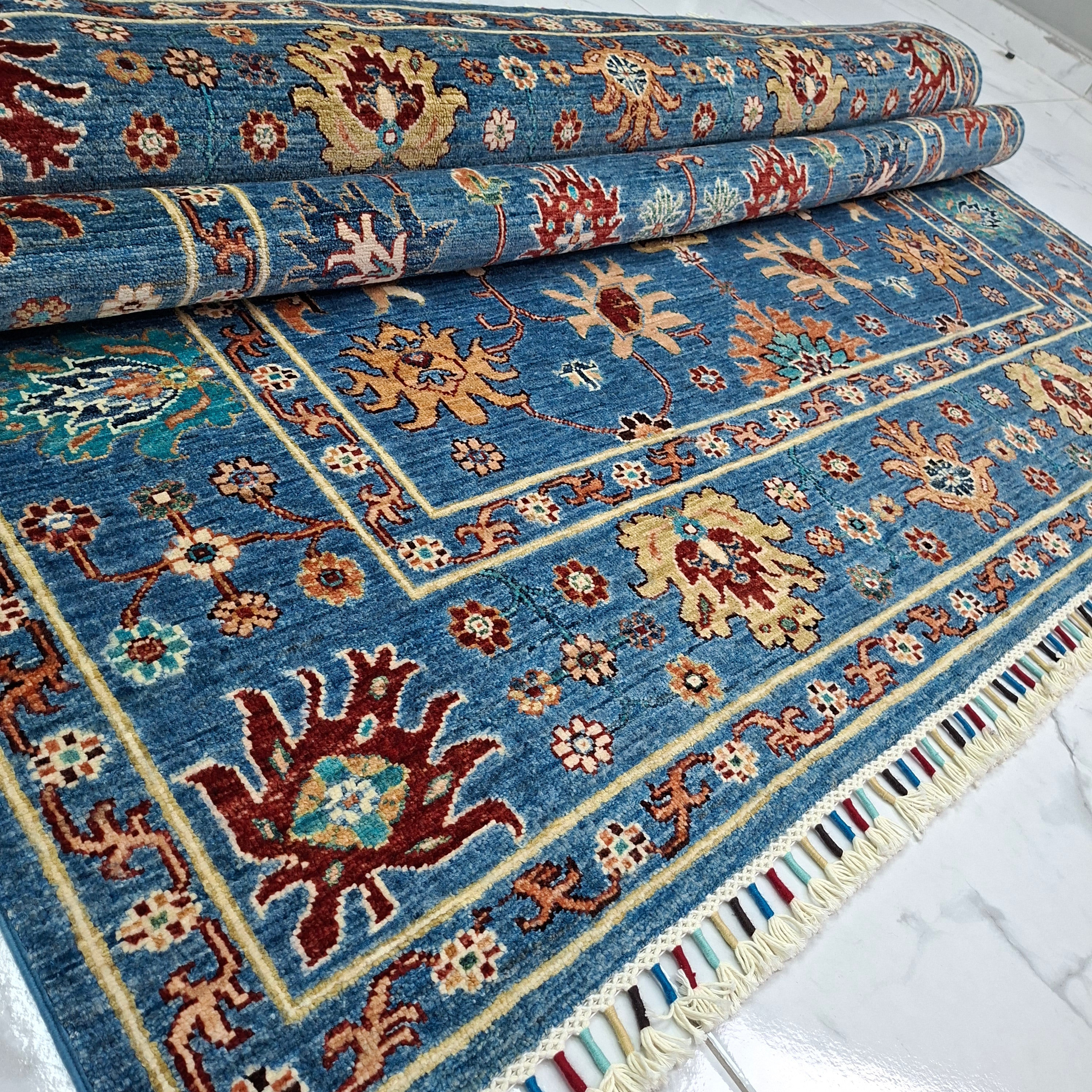 SULTANİ EL DOKUMA HALI | 241x181 CM – 35x40 İLMEK – %100 YÜN – DOĞAL BOYA – MAVİ ZEMİN