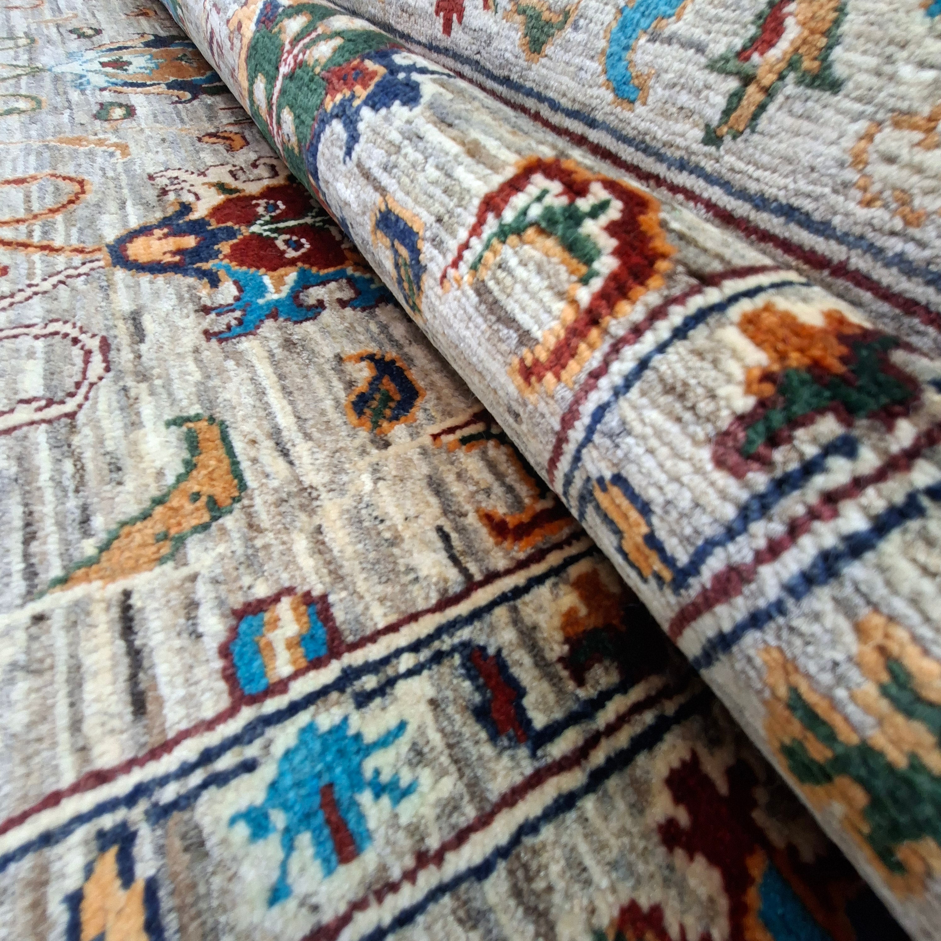 SULTANİ EL DOKUMA HALI | 232x172 CM – 35x40 İLMEK – %100 YÜN – DOĞAL BOYA – BEJ ZEMİN