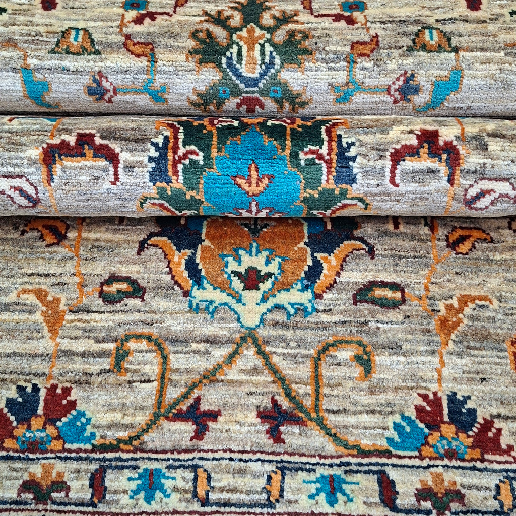 SULTANİ EL DOKUMA HALI | 232x172 CM – 35x40 İLMEK – %100 YÜN – DOĞAL BOYA – BEJ ZEMİN