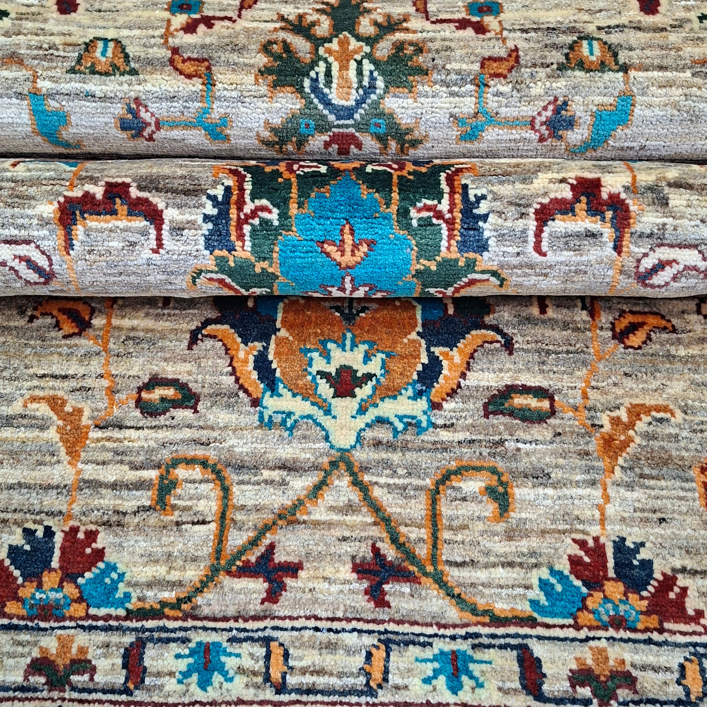 SULTANİ EL DOKUMA HALI | 232x172 CM – 35x40 İLMEK – %100 YÜN – DOĞAL BOYA – BEJ ZEMİN