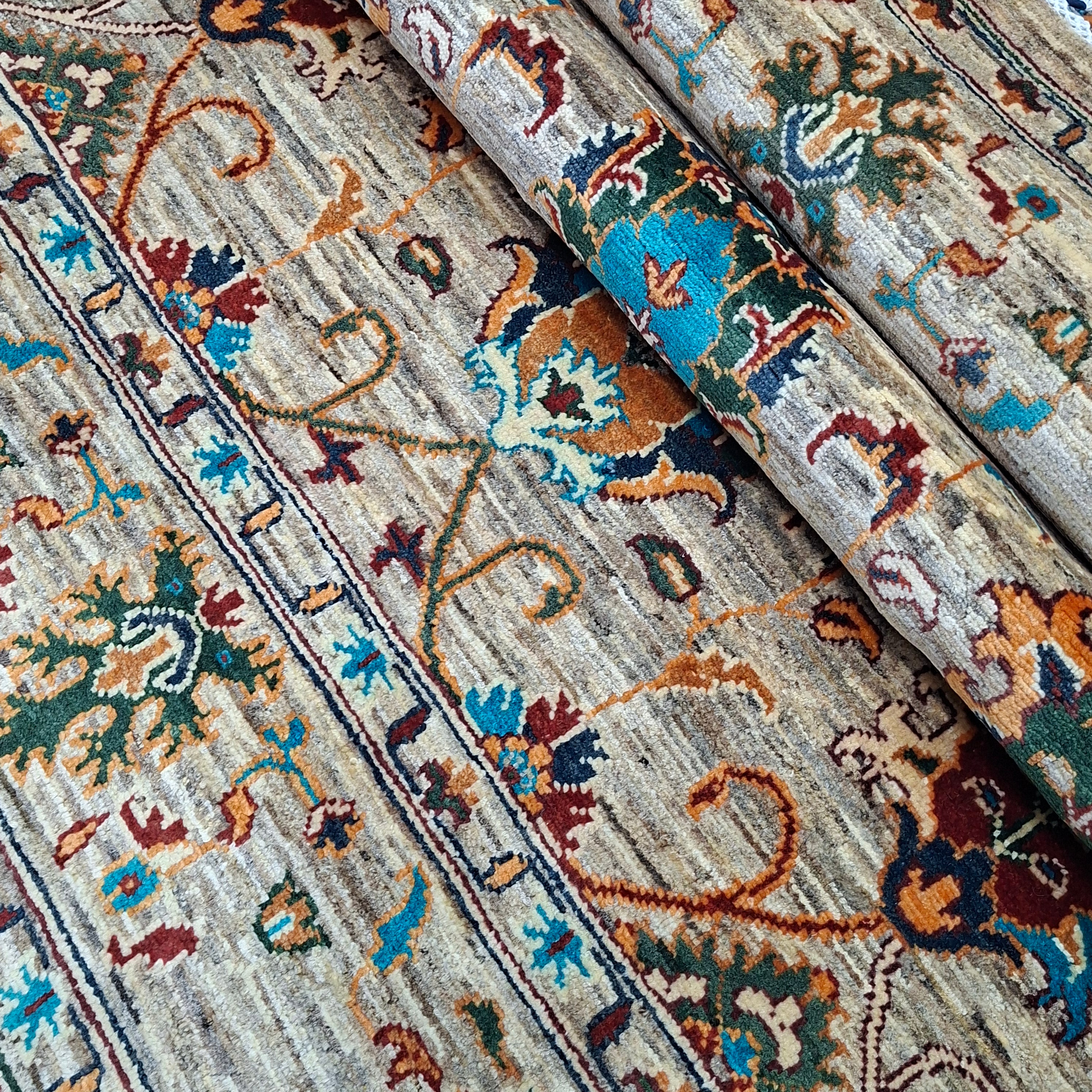 SULTANİ EL DOKUMA HALI | 232x172 CM – 35x40 İLMEK – %100 YÜN – DOĞAL BOYA – BEJ ZEMİN