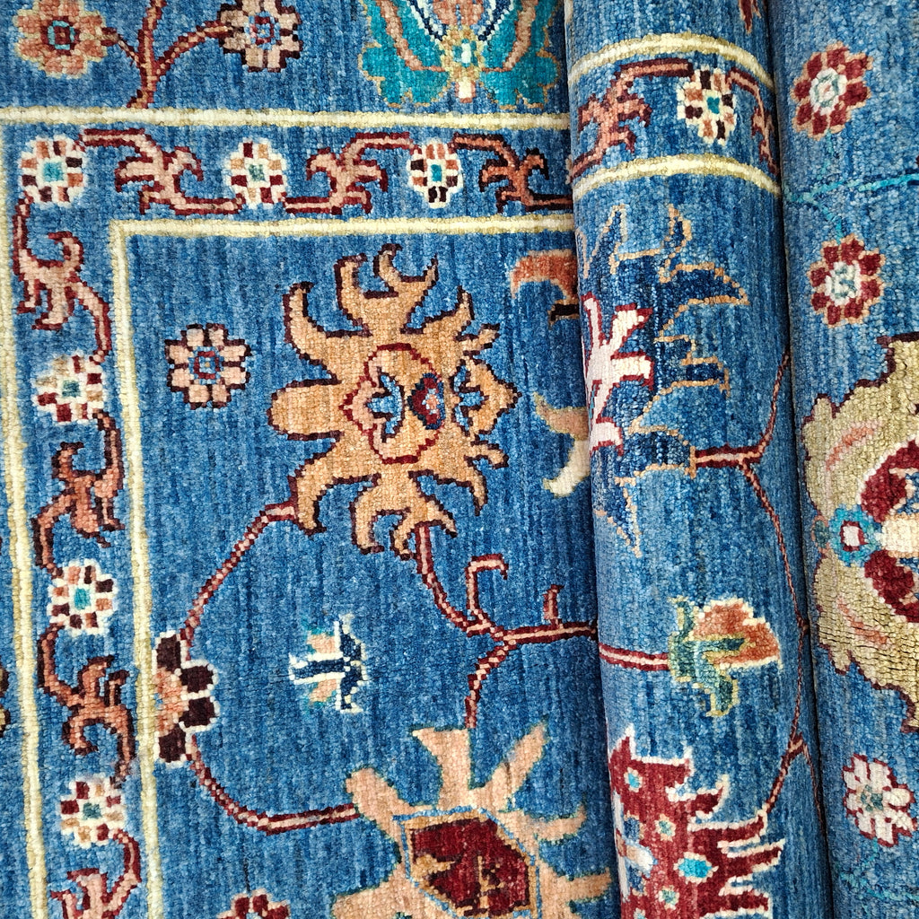 SULTANİ EL DOKUMA HALI | 241x181 CM – 35x40 İLMEK – %100 YÜN – DOĞAL BOYA – MAVİ ZEMİN