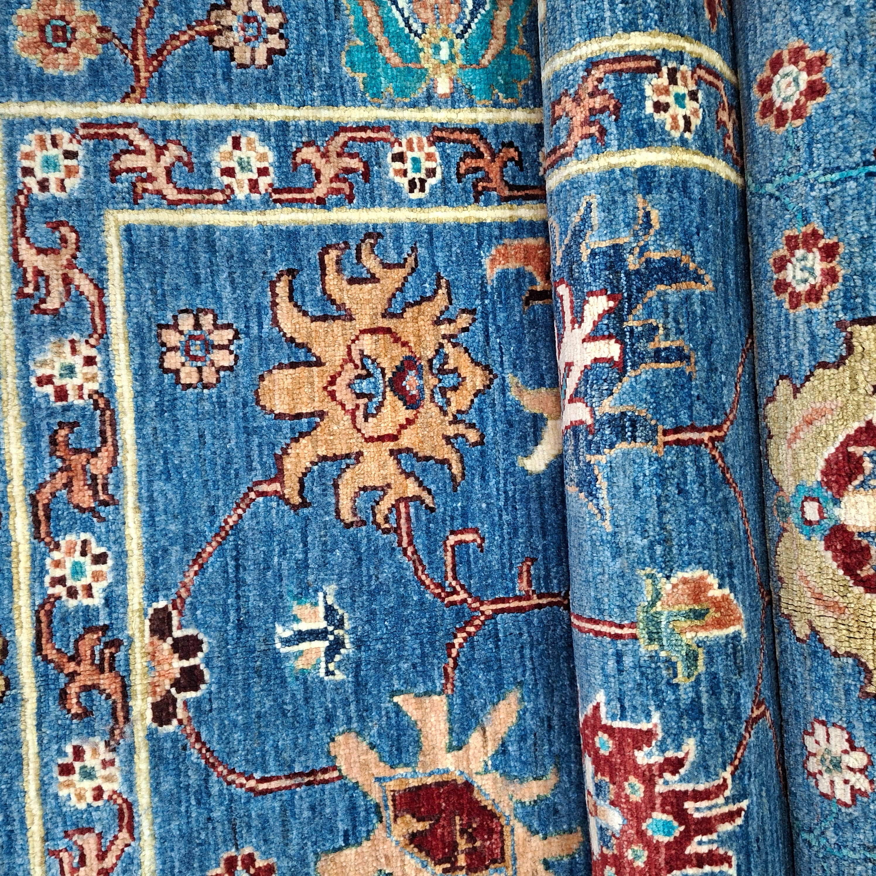 SULTANİ EL DOKUMA HALI | 241x181 CM – 35x40 İLMEK – %100 YÜN – DOĞAL BOYA – MAVİ ZEMİN