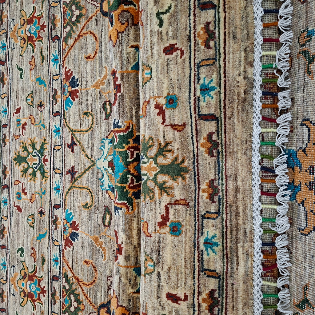 SULTANİ EL DOKUMA HALI | 232x172 CM – 35x40 İLMEK – %100 YÜN – DOĞAL BOYA – BEJ ZEMİN