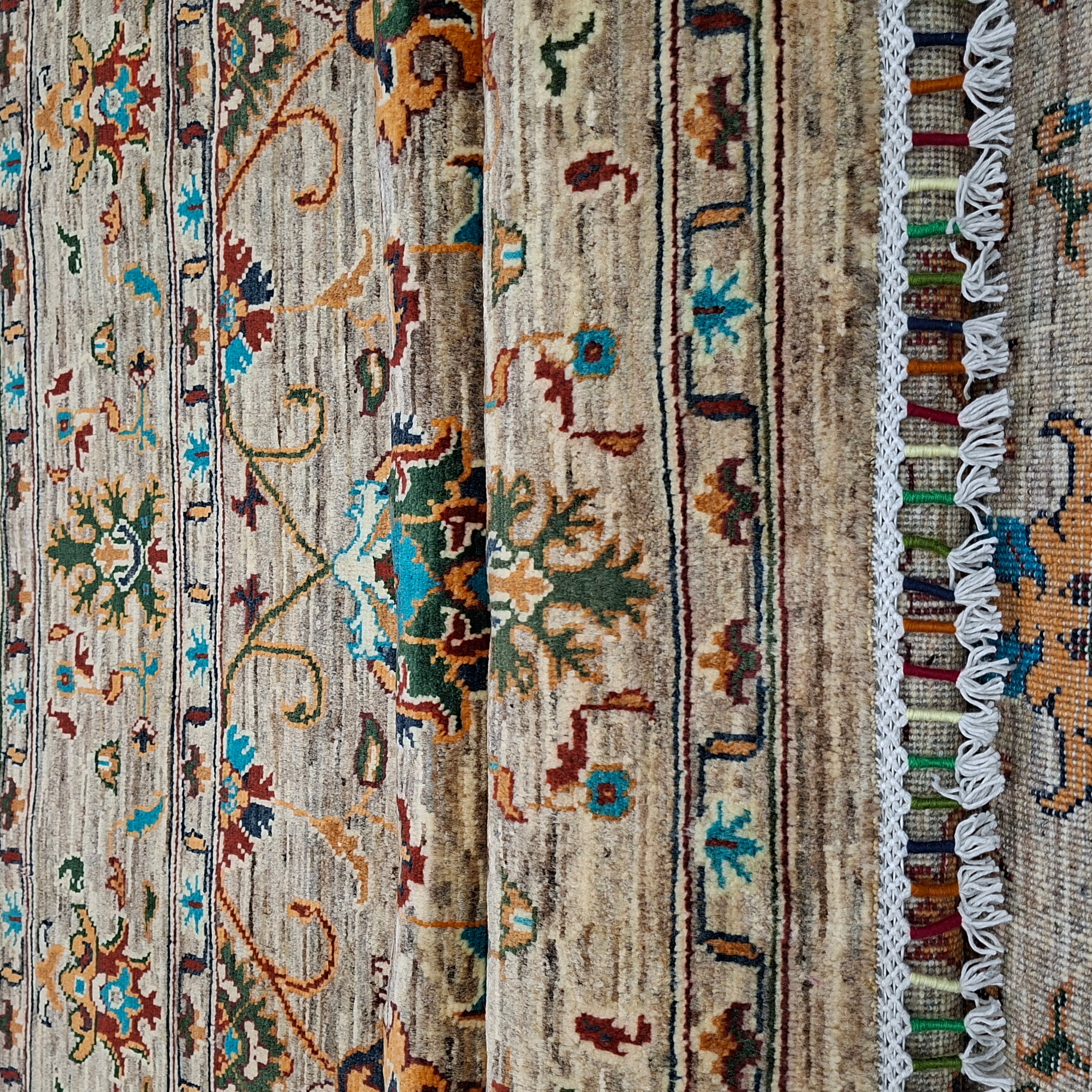 SULTANİ EL DOKUMA HALI | 232x172 CM – 35x40 İLMEK – %100 YÜN – DOĞAL BOYA – BEJ ZEMİN