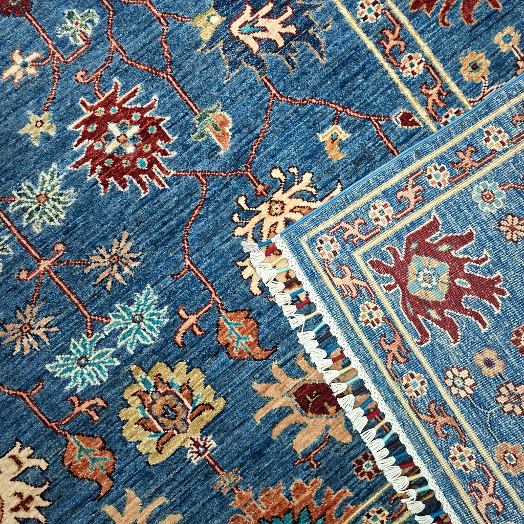 SULTANİ EL DOKUMA HALI | 241x181 CM – 35x40 İLMEK – %100 YÜN – DOĞAL BOYA – MAVİ ZEMİN