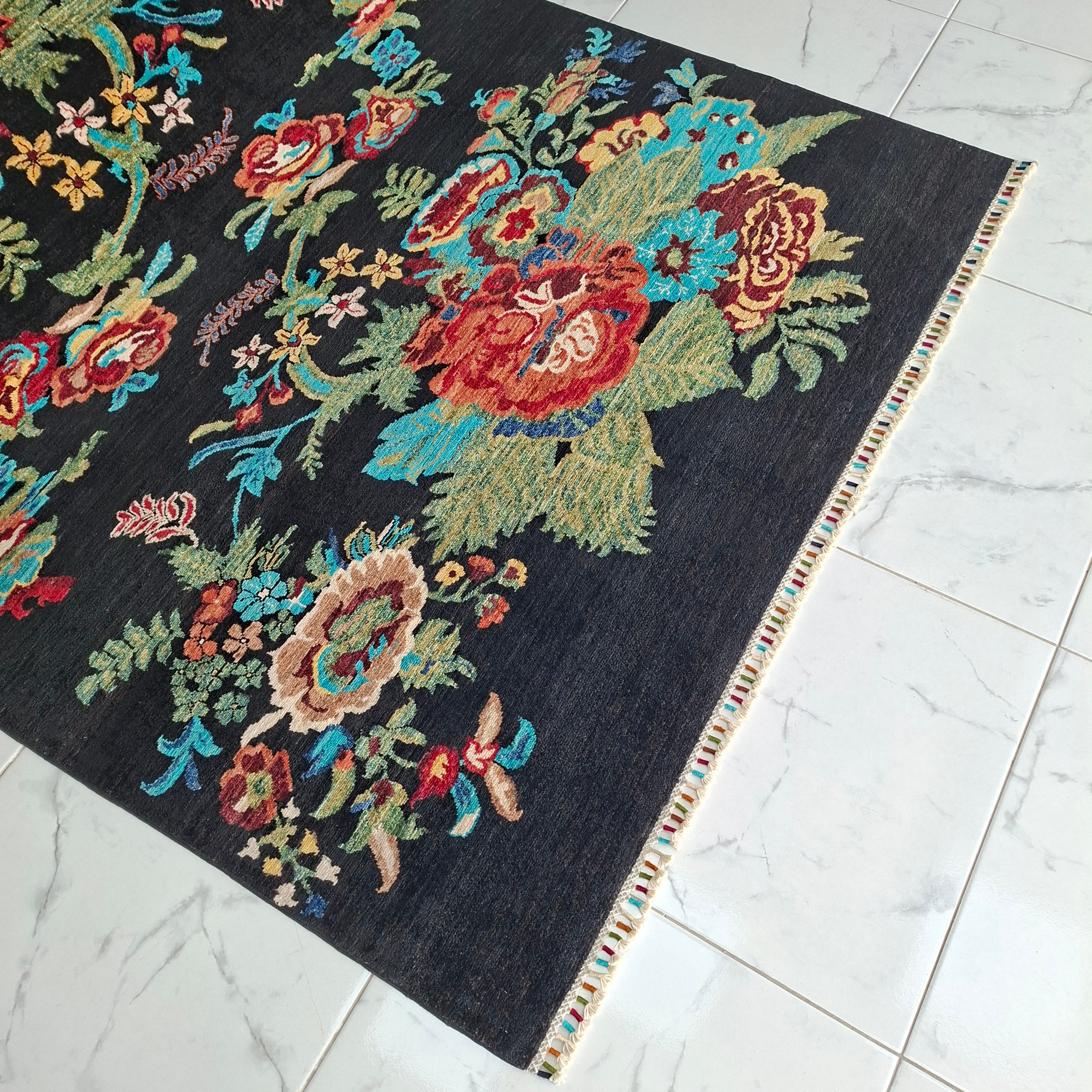 KARABAĞ EL DOKUMA HALI | 243x172 CM – 35x40 İLMEK – %100 YÜN – DOĞAL BOYA – SİYAH ZEMİN ÇİÇEK DESENLİ