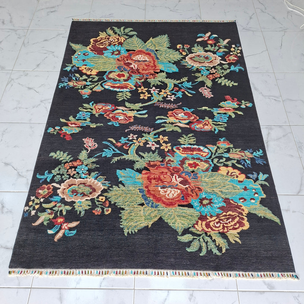 KARABAĞ EL DOKUMA HALI | 243x172 CM – 35x40 İLMEK – %100 YÜN – DOĞAL BOYA – SİYAH ZEMİN ÇİÇEK DESENLİ