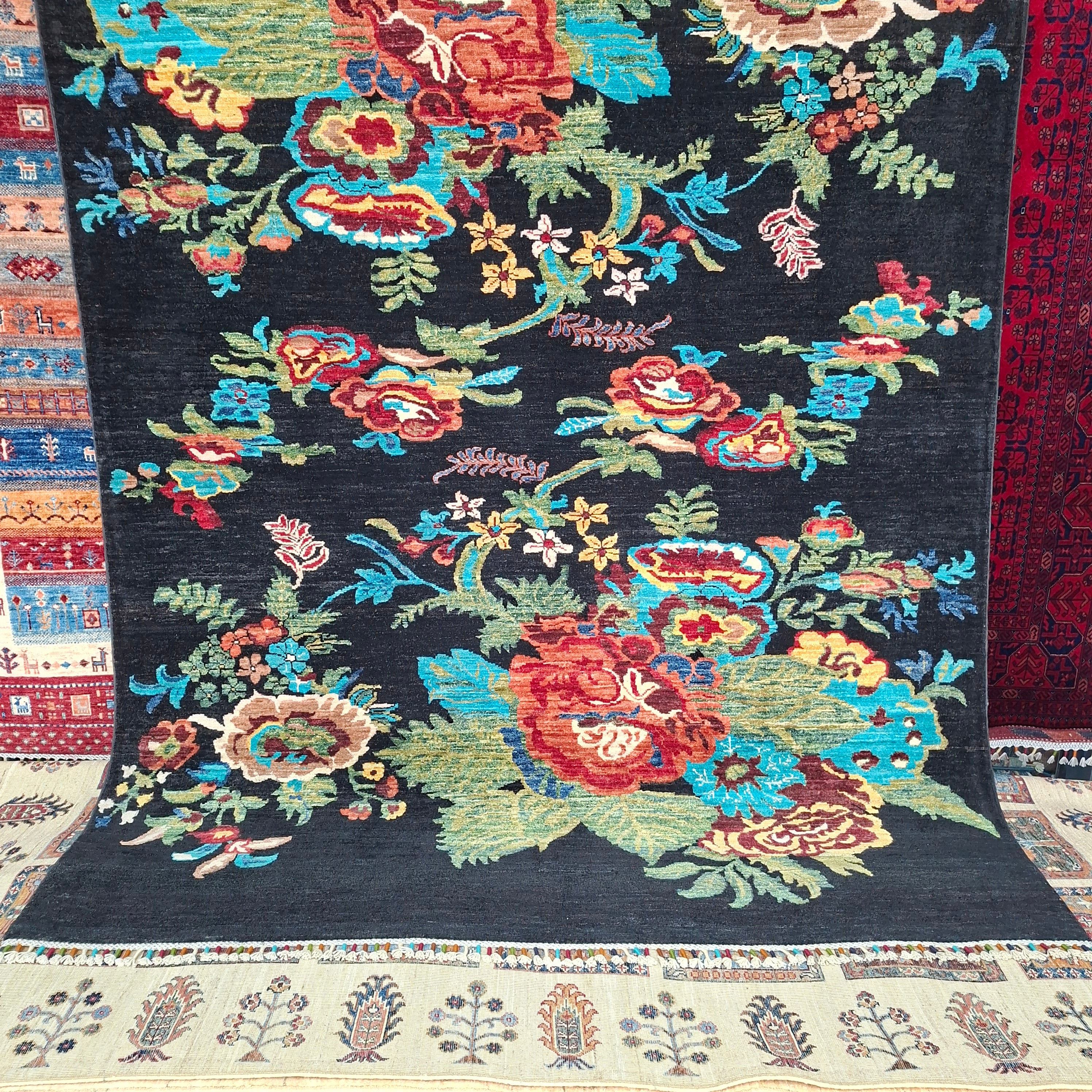 KARABAĞ EL DOKUMA HALI | 243x172 CM – 35x40 İLMEK – %100 YÜN – DOĞAL BOYA – SİYAH ZEMİN ÇİÇEK DESENLİ