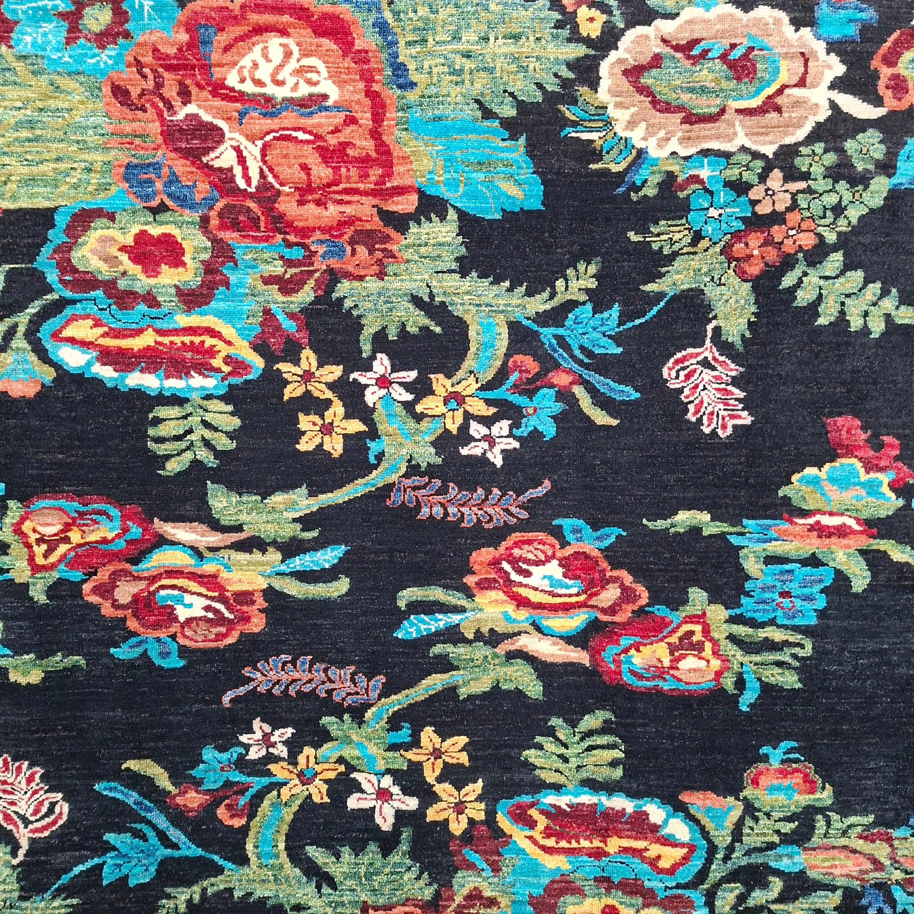 KARABAĞ EL DOKUMA HALI | 243x172 CM – 35x40 İLMEK – %100 YÜN – DOĞAL BOYA – SİYAH ZEMİN ÇİÇEK DESENLİ