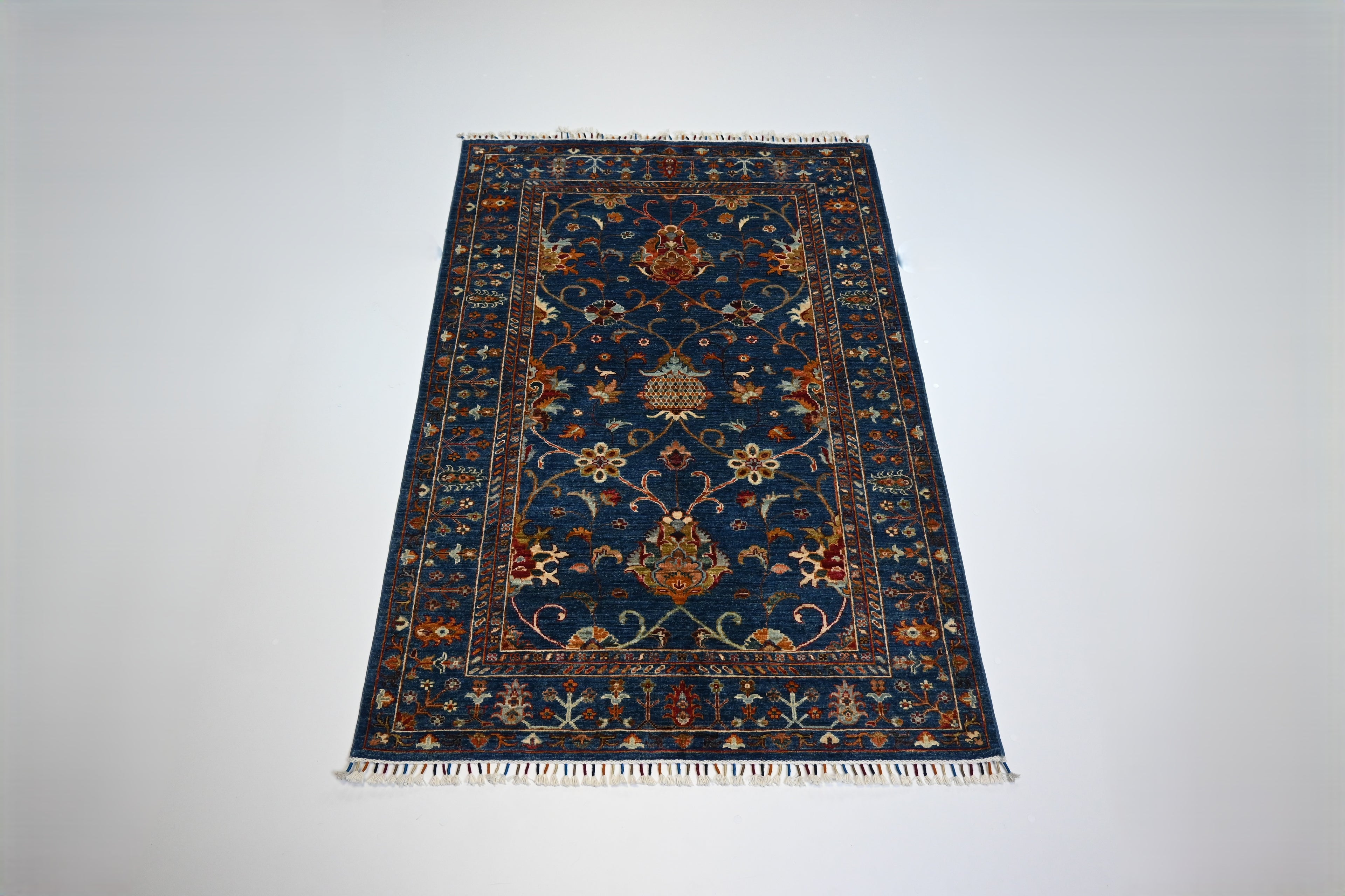 Sultani El Dokuma Halı | 181x122 cm | 35x40 İlmek | %100 Yün – Doğal Boya – Lacivert Zemin | Yeni Dokuma