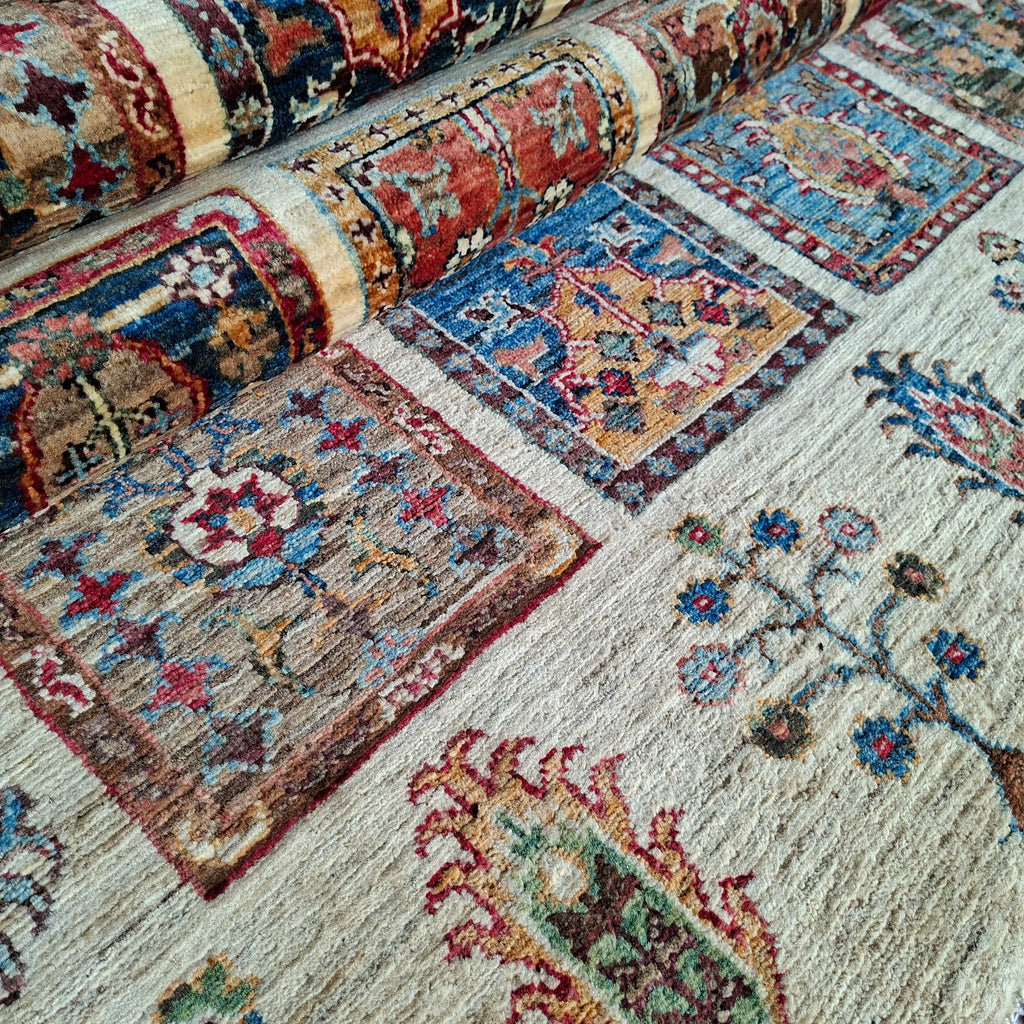 BİNBİR GECE EL DOKUMA HALI | 234x169 CM – 35x40 İLMEK – %100 YÜN – DOĞAL BOYA – PATCHWORK KARE MOTİFLİ