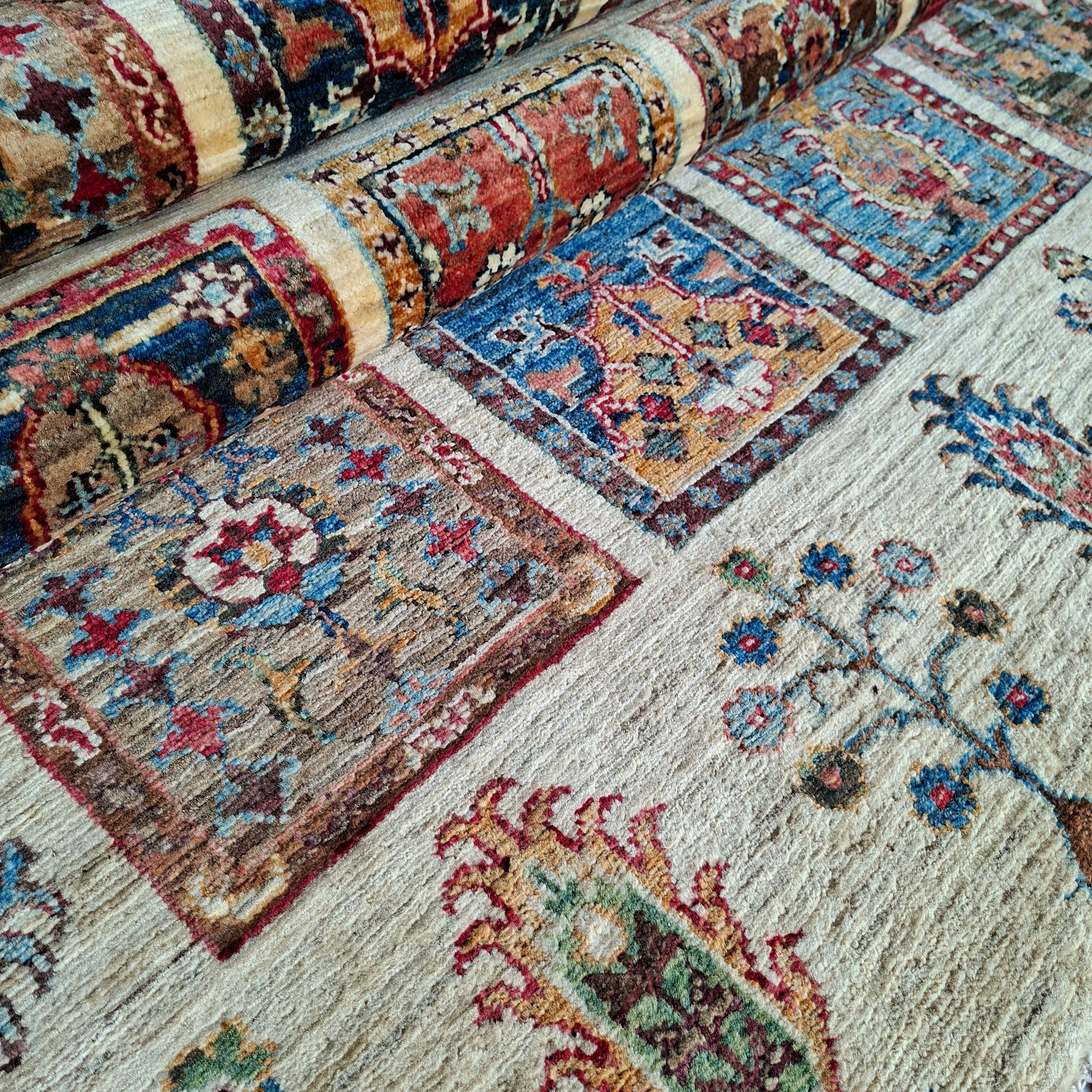 BİNBİR GECE EL DOKUMA HALI | 234x169 CM – 35x40 İLMEK – %100 YÜN – DOĞAL BOYA – PATCHWORK KARE MOTİFLİ