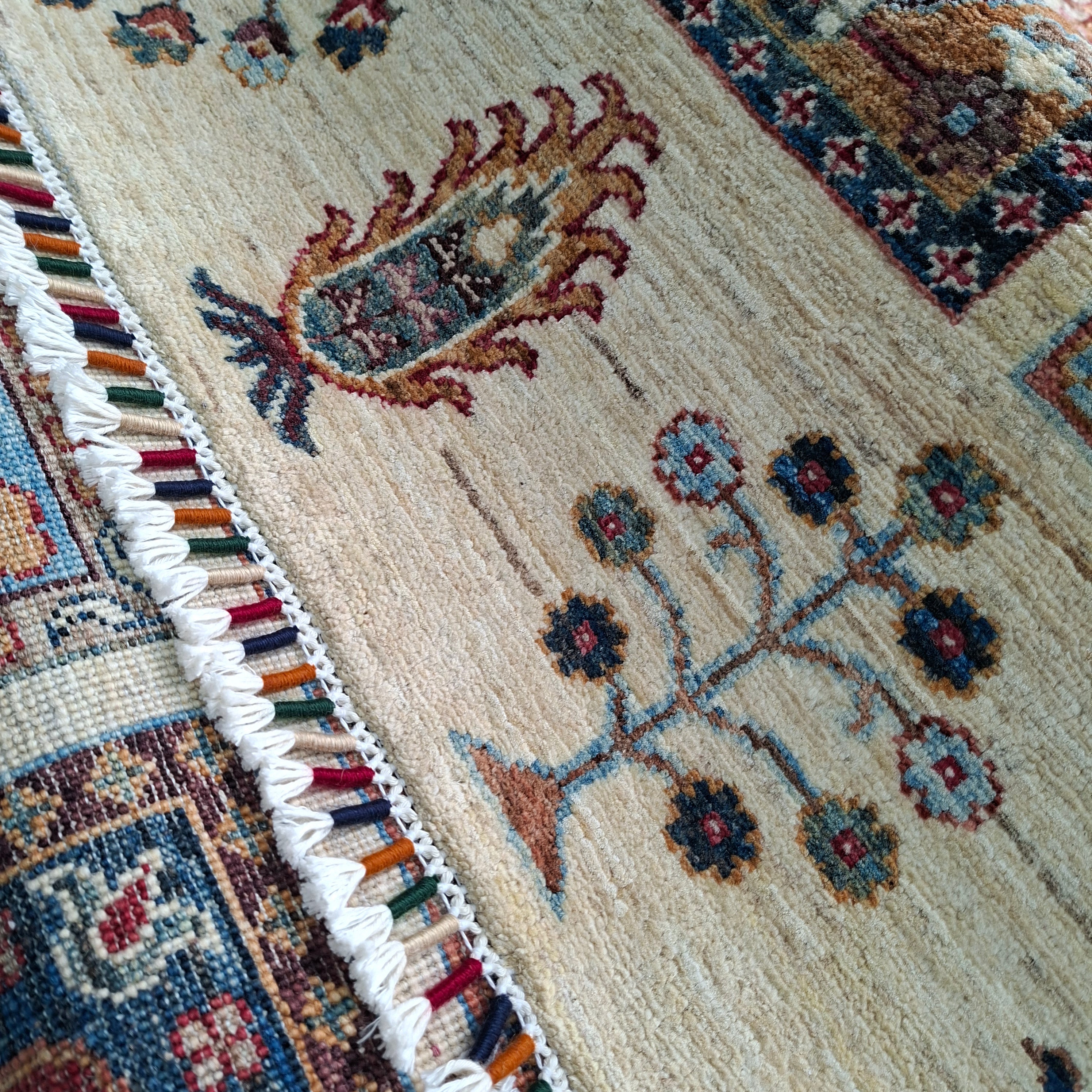 BİNBİR GECE EL DOKUMA HALI | 234x169 CM – 35x40 İLMEK – %100 YÜN – DOĞAL BOYA – PATCHWORK KARE MOTİFLİ