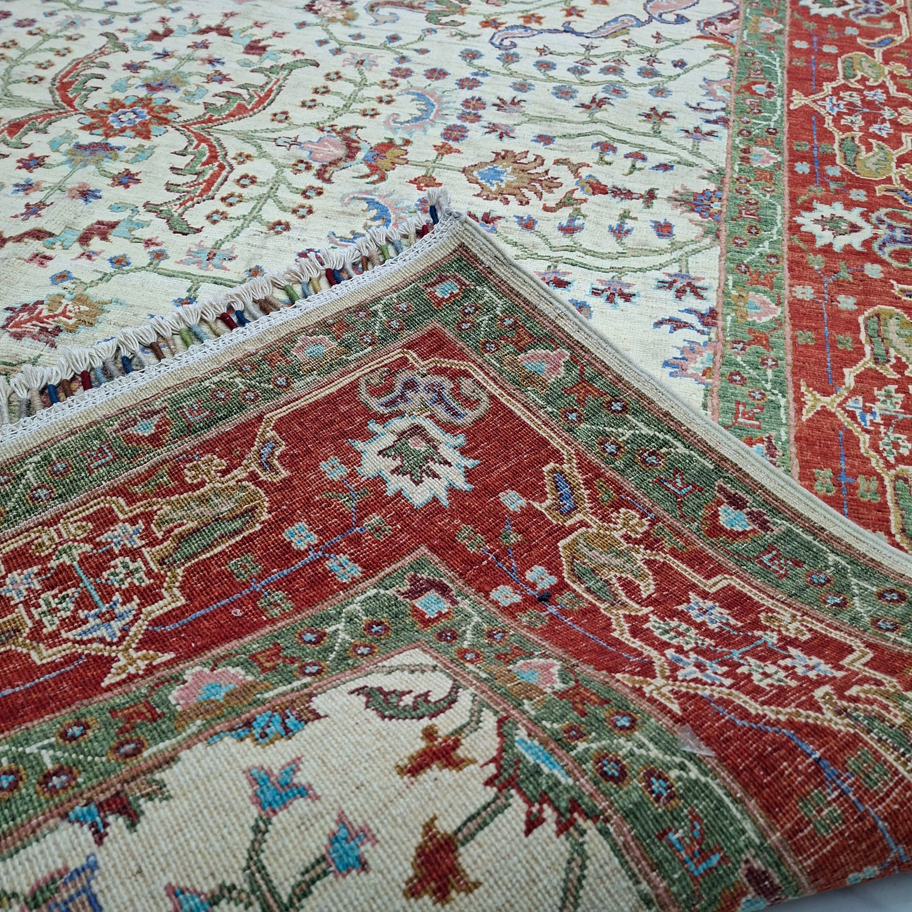 HEREKE EL DOKUMA HALI | 248x155 CM – 45x45 İLMEK – %100 YÜN – DOĞAL BOYA – BEJ ZEMİN KIRMIZI BORDÜR