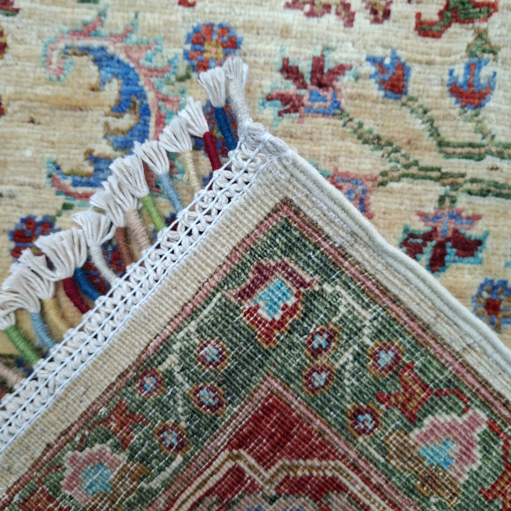 HEREKE EL DOKUMA HALI | 248x155 CM – 45x45 İLMEK – %100 YÜN – DOĞAL BOYA – BEJ ZEMİN KIRMIZI BORDÜR