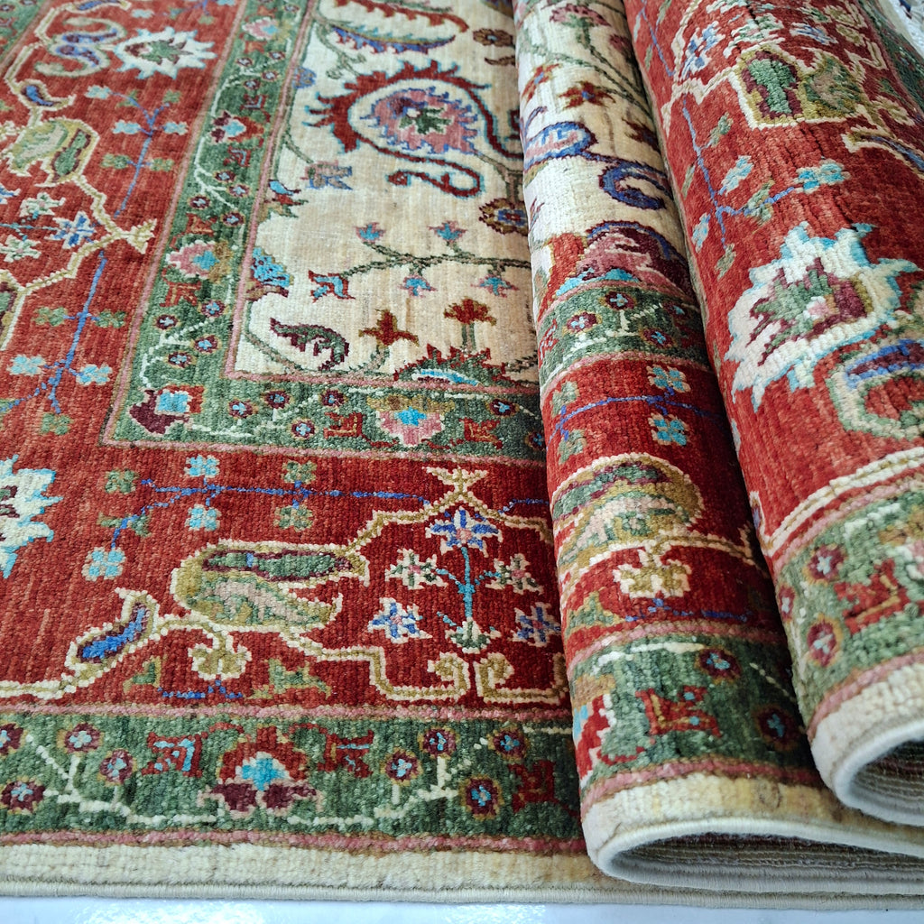 HEREKE EL DOKUMA HALI | 248x155 CM – 45x45 İLMEK – %100 YÜN – DOĞAL BOYA – BEJ ZEMİN KIRMIZI BORDÜR