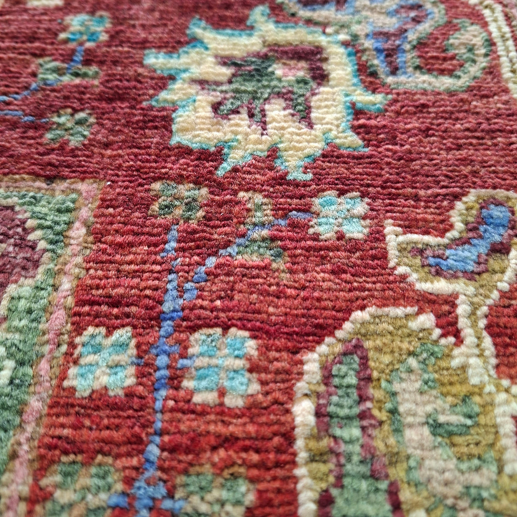 HEREKE EL DOKUMA HALI | 248x155 CM – 45x45 İLMEK – %100 YÜN – DOĞAL BOYA – BEJ ZEMİN KIRMIZI BORDÜR