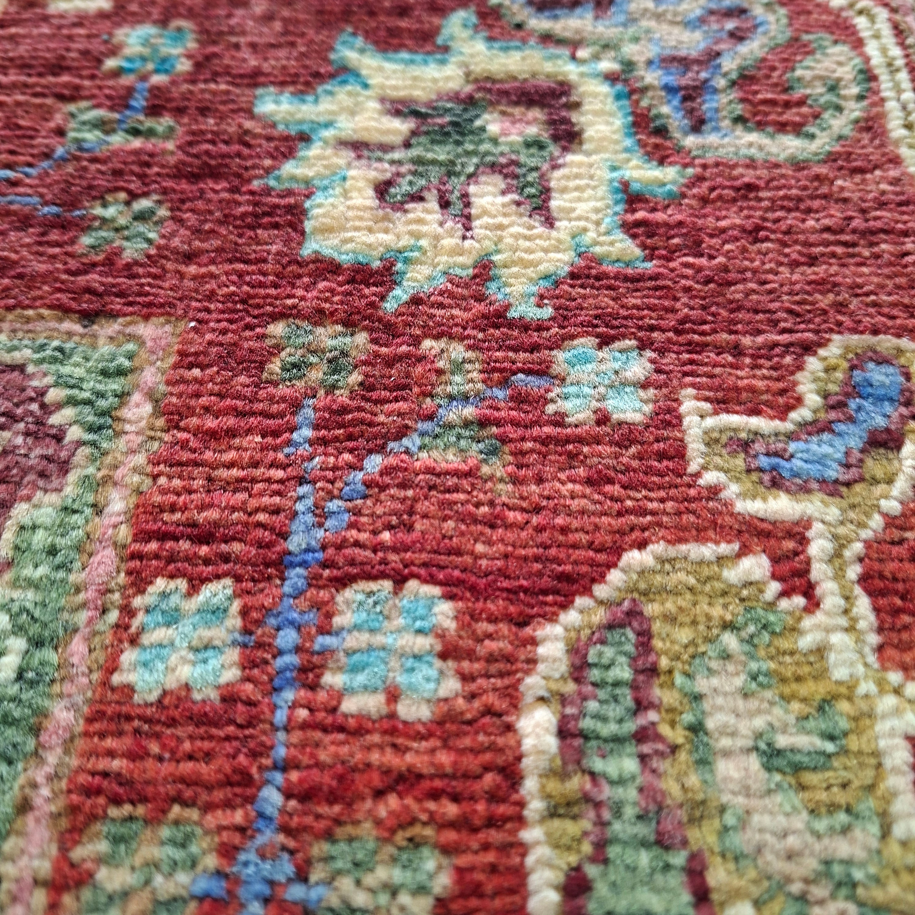 HEREKE EL DOKUMA HALI | 248x155 CM – 45x45 İLMEK – %100 YÜN – DOĞAL BOYA – BEJ ZEMİN KIRMIZI BORDÜR