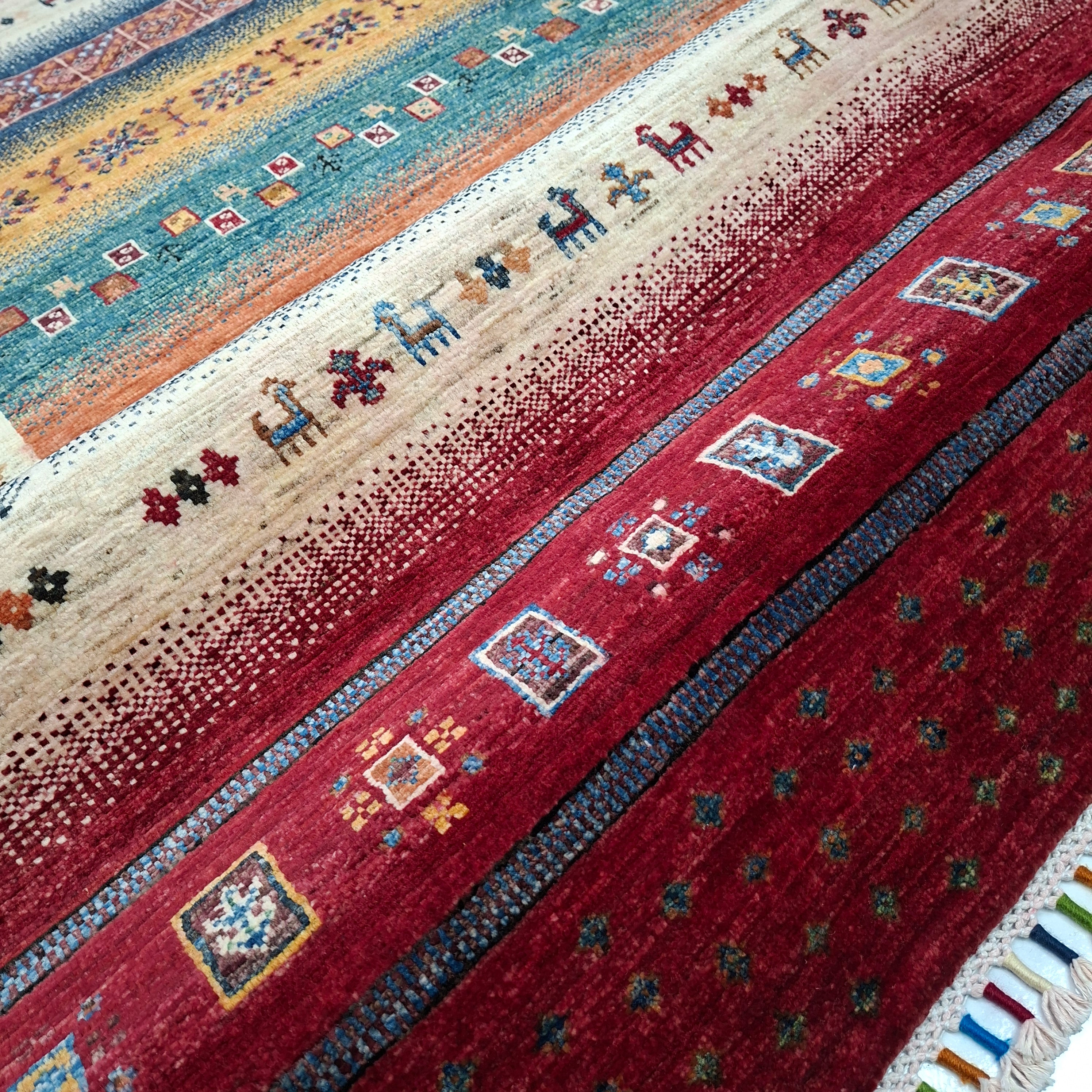 Gabbeh El Dokuma Halı | 234x170 cm – 35x40 İlmek – %100 Yün – Doğal Boya – Yeni Dokuma