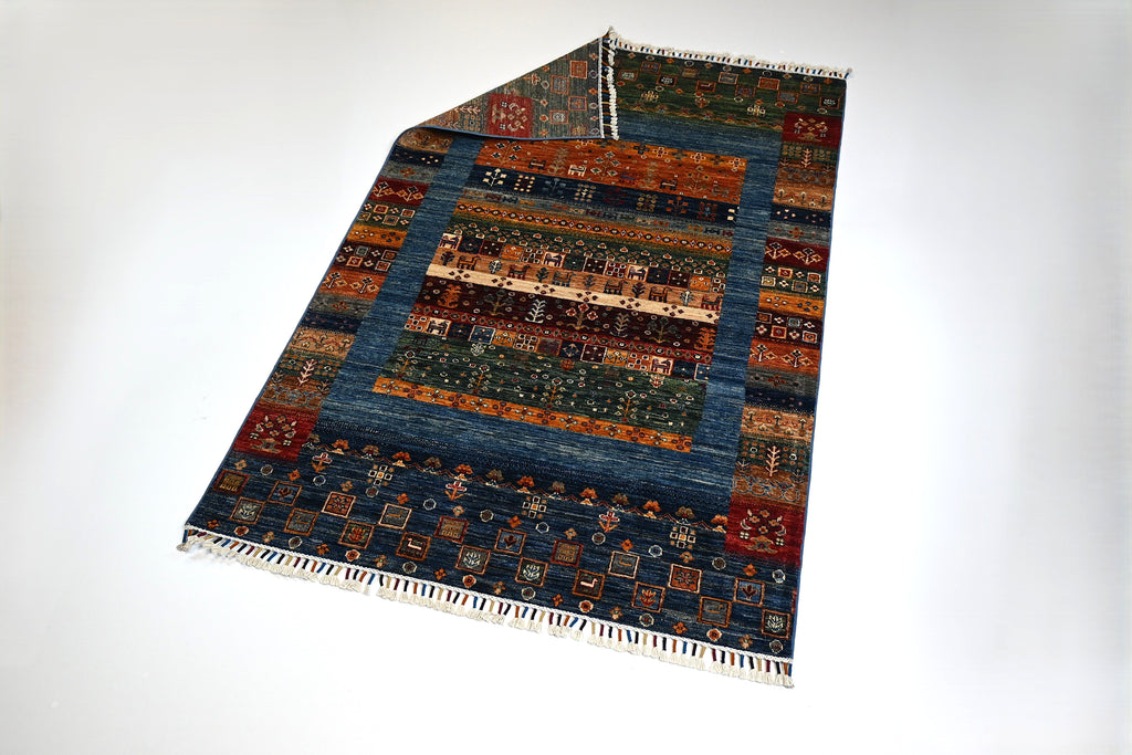 Gabbeh El Dokuma Halı | 188x124 cm | 35x40 İlmek | %100 Yün – Doğal Boya – Lacivert Zemin | Yeni Dokuma