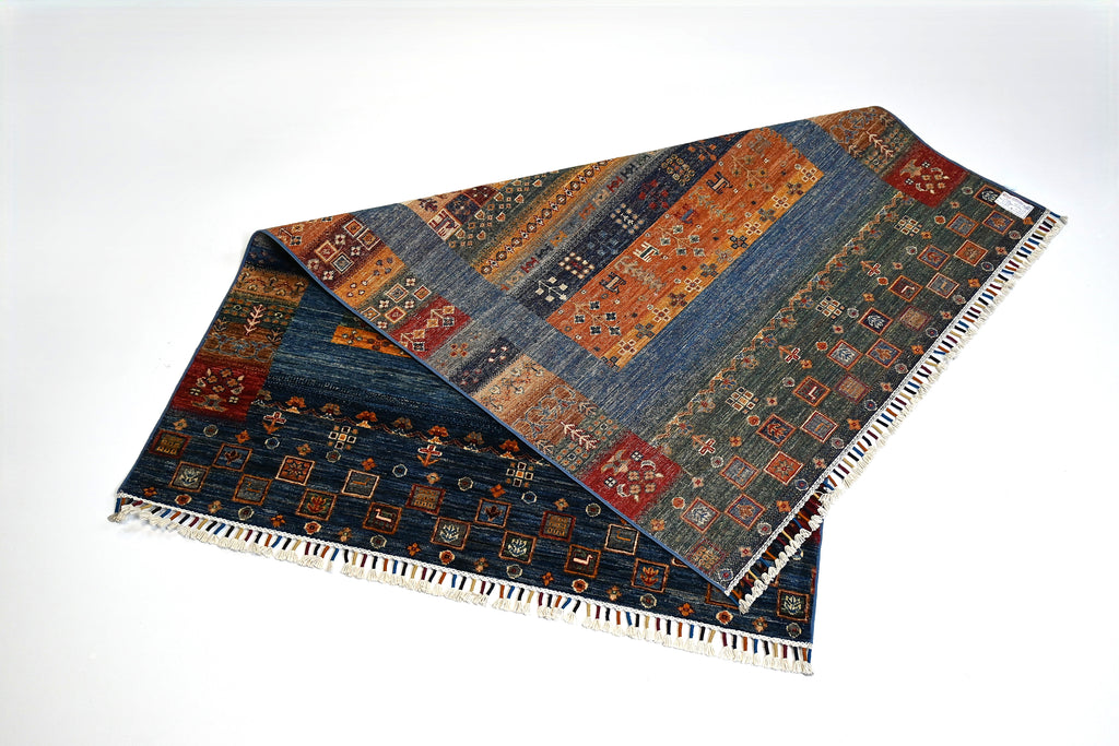 Gabbeh El Dokuma Halı | 188x124 cm | 35x40 İlmek | %100 Yün – Doğal Boya – Lacivert Zemin | Yeni Dokuma