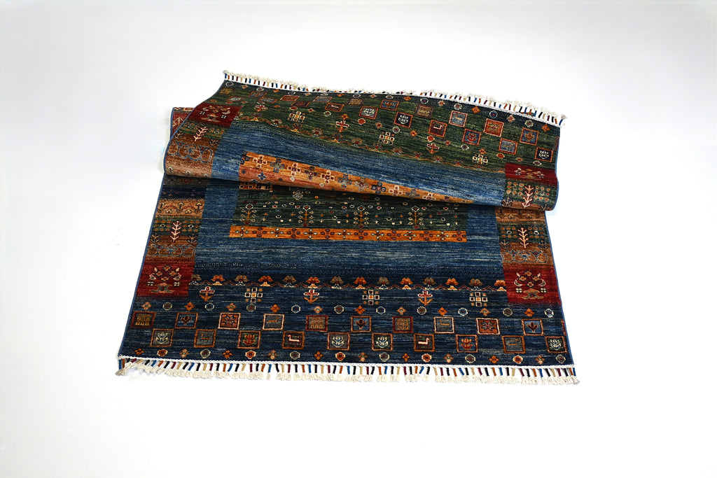 Gabbeh El Dokuma Halı | 188x124 cm | 35x40 İlmek | %100 Yün – Doğal Boya – Lacivert Zemin | Yeni Dokuma