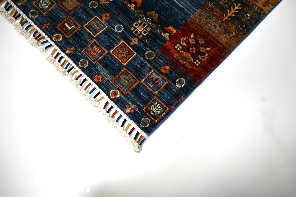 Gabbeh El Dokuma Halı | 188x124 cm | 35x40 İlmek | %100 Yün – Doğal Boya – Lacivert Zemin | Yeni Dokuma