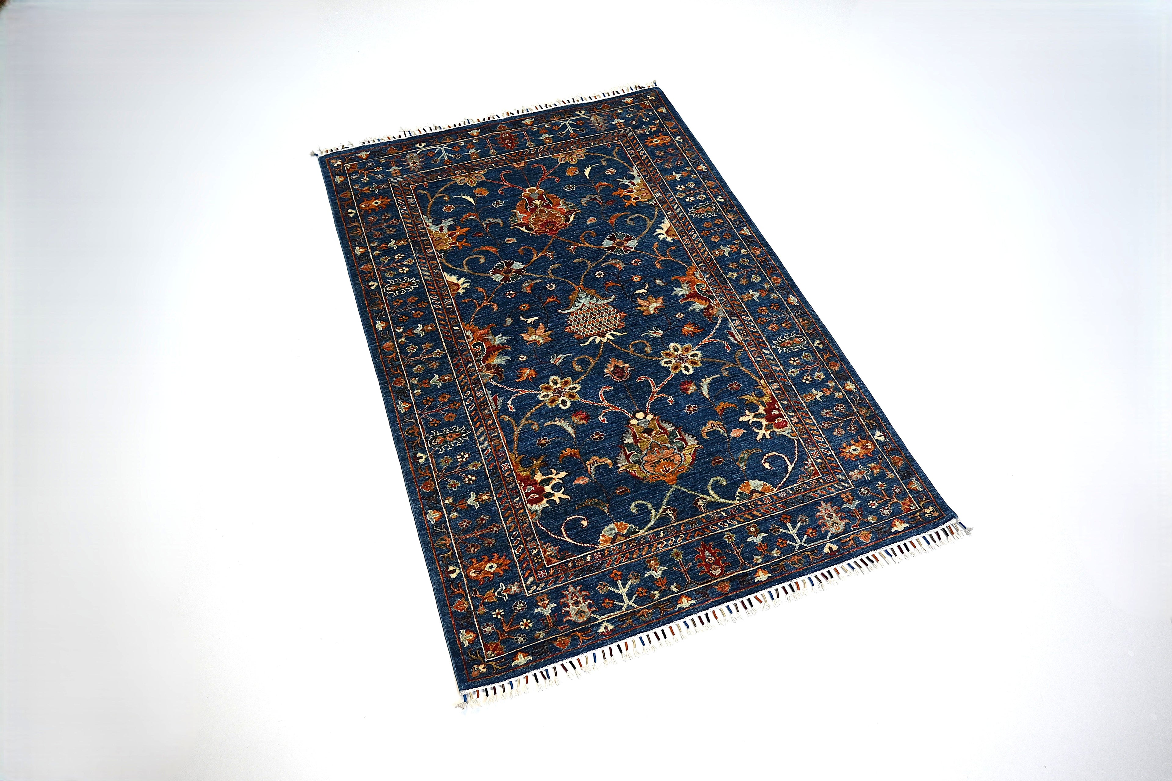 Sultani El Dokuma Halı | 181x122 cm | 35x40 İlmek | %100 Yün – Doğal Boya – Lacivert Zemin | Yeni Dokuma