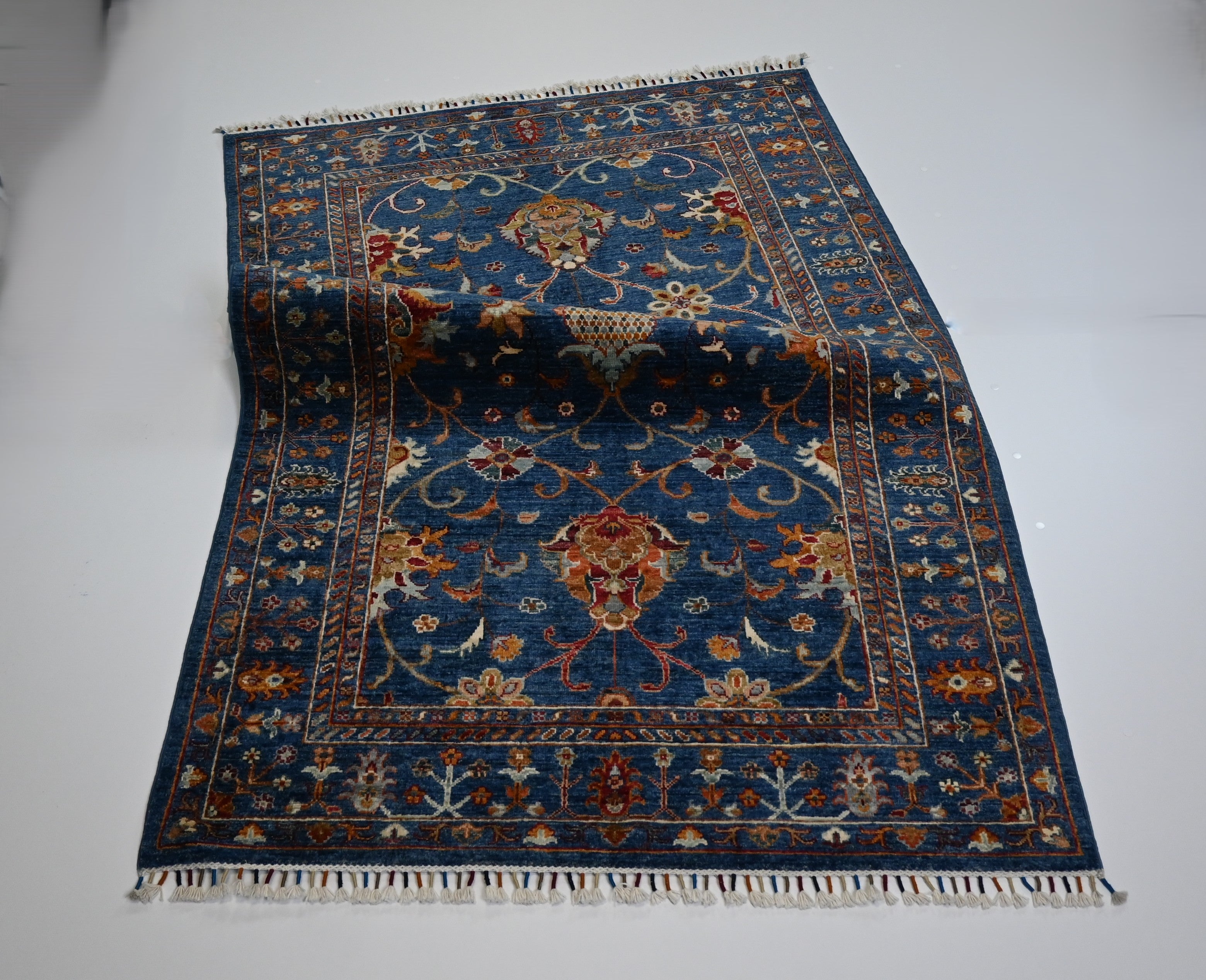 Sultani El Dokuma Halı | 181x122 cm | 35x40 İlmek | %100 Yün – Doğal Boya – Lacivert Zemin | Yeni Dokuma