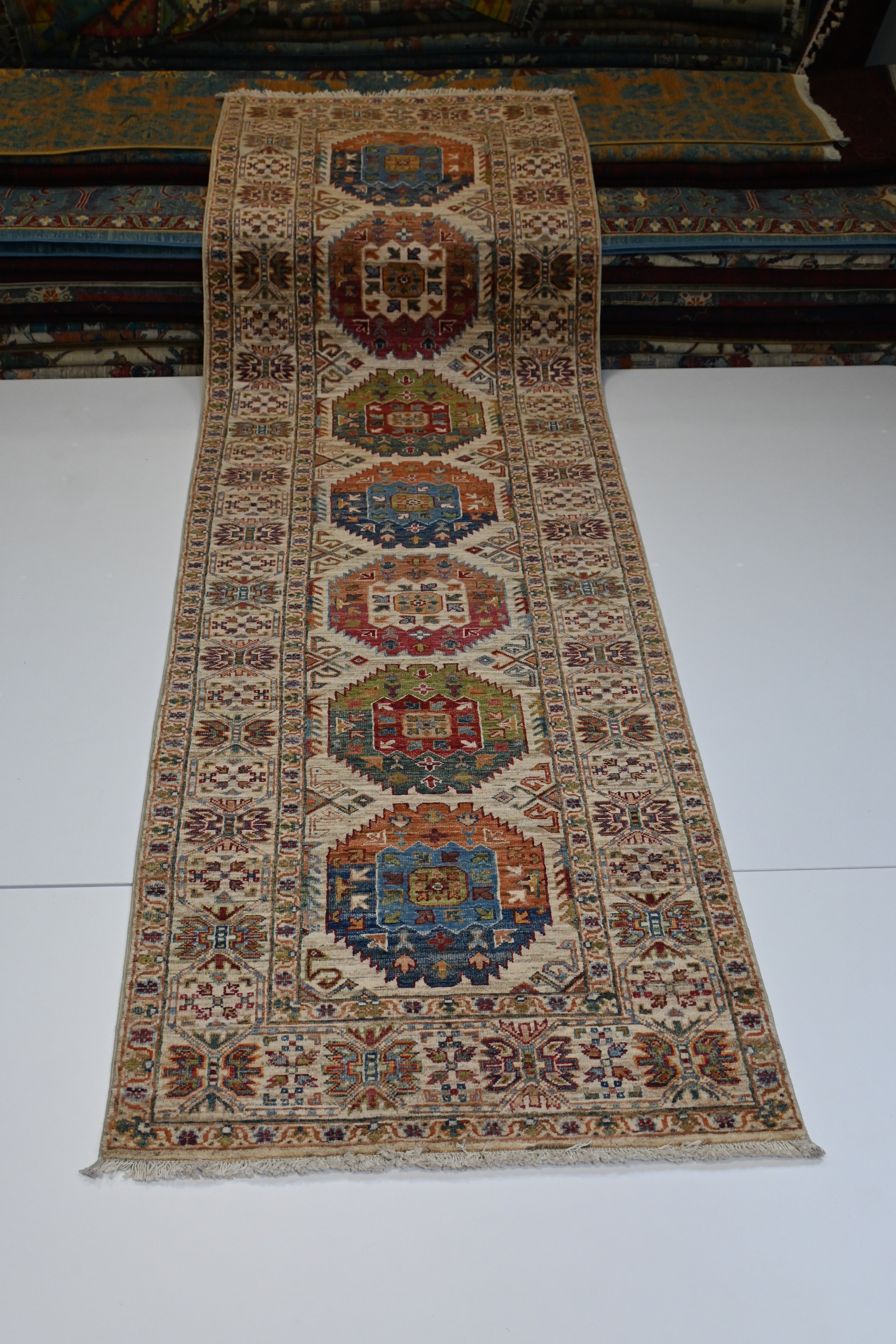 Kazak El Dokuma Yolluk | 297x082 cm – 35x40 İlmek – %100 Yün – Doğal Boya – Otantik Yeni Dokuma