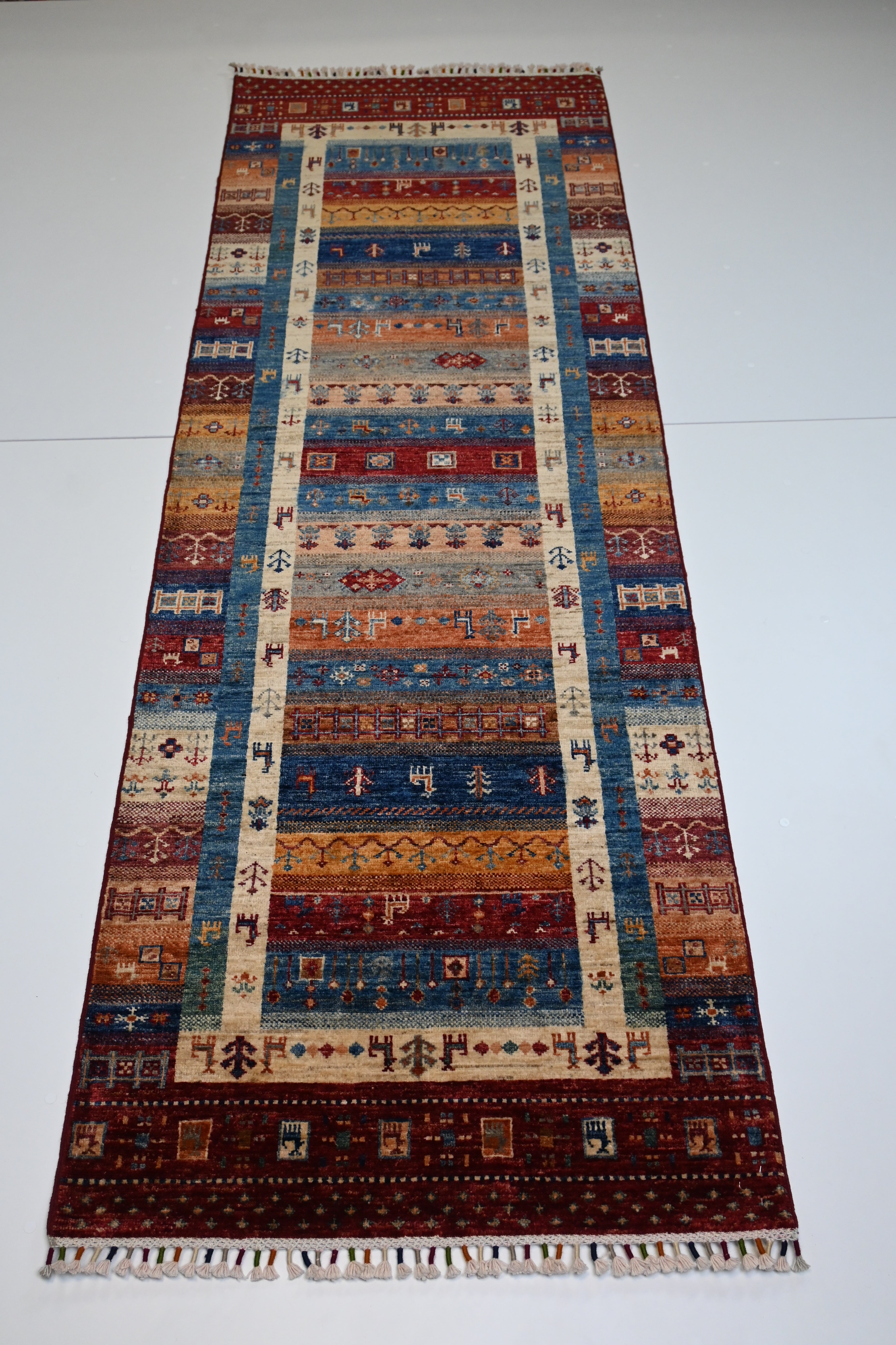 Gabbeh El Dokuma Yolluk | 250x083 cm – 35x40 İlmek – %100 Yün – Doğal Boya – Şeritli Motif – Yeni Dokuma